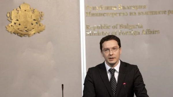 Митов търси подкрепа за запълването на СИК в чужбина за референдума