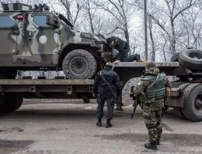 Киев започна да изтегля тежкото си оръжие от фронта