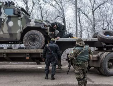 Воюващите в Украйна започнаха да изтеглят танкове и оръжия от буферната зона