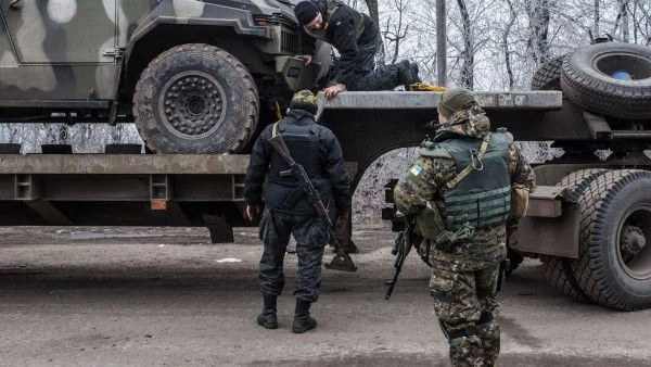 Воюващите в Украйна започнаха да изтеглят танкове и оръжия от буферната зона