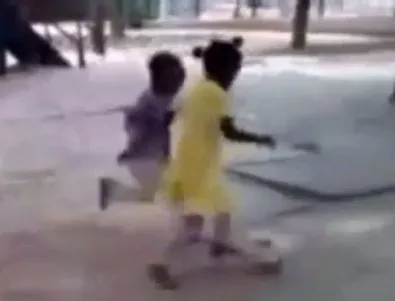 ВИДЕО: Момиченце взриви мрежата с футболни умения 