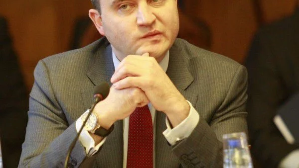 ГЕРБ "успокоява обществото" - дава на Горанов да контролира Цацаров за сделките