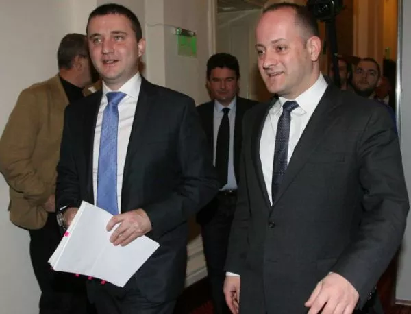 Парламентът отложи решението за новия заем, Радан Кънев го подкрепи