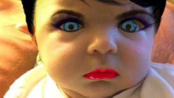 Стряскащо бебе с грим