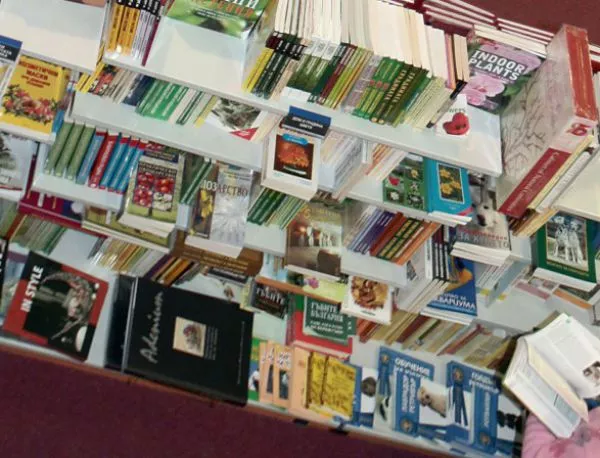 Данъчни дариха книги на библиотеката в Търговище
