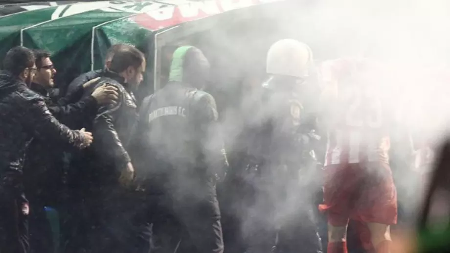 СНИМКИ: Заради ексцесии и ранен играч прекратиха дербито Олимпиакос - Панатинайкос