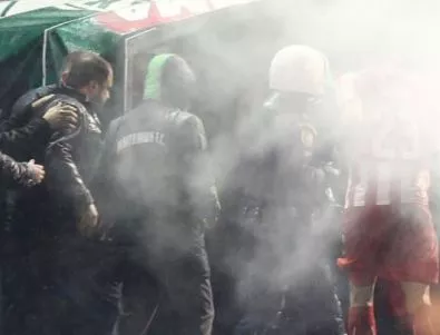 ВИДЕО: Фенове вилняха срещу полицията по време на Вечното дерби в Гърция