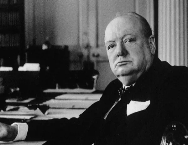 Уинстън Чърчил е ръкоположен за рицар от кралица Елизабет II  