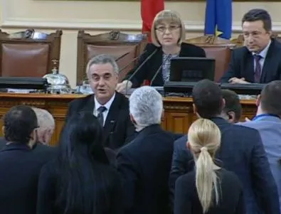 Бой на косъм в парламента, Цачева даде почивка