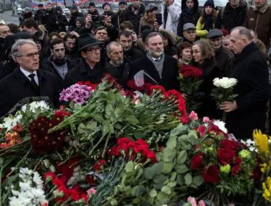 Хиляди излязоха в Москва и Санкт Петербург в памет на Немцов