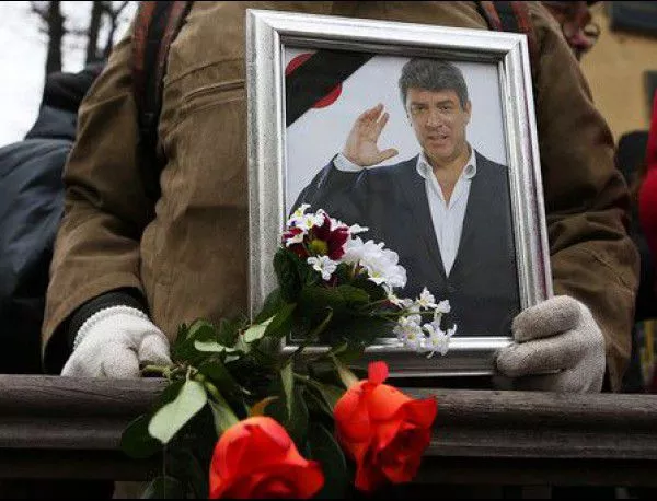 "Восъчното" лице на Немцов в ковчега шокира дошлите да се простят с него
