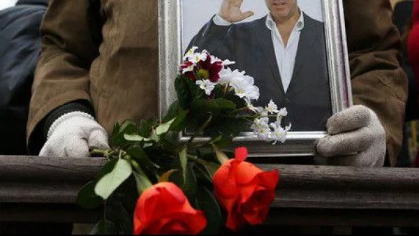 "Восъчното" лице на Немцов в ковчега шокира дошлите да се простят с него