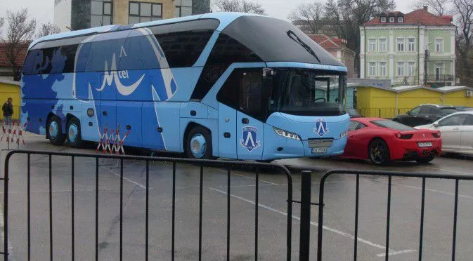 И автобусът на "Левски" беше потрошен в Хасково