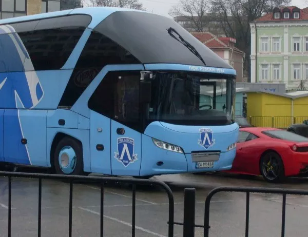 Мъже с качулки изпотрошиха фен автобус на "Левски" 