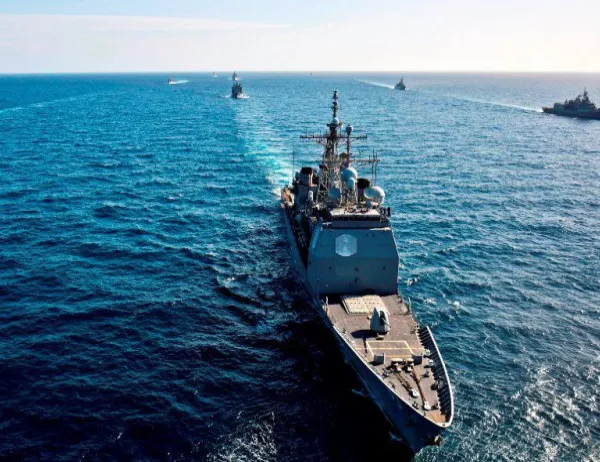 Американският флот временно спря операциите си в световен мащаб