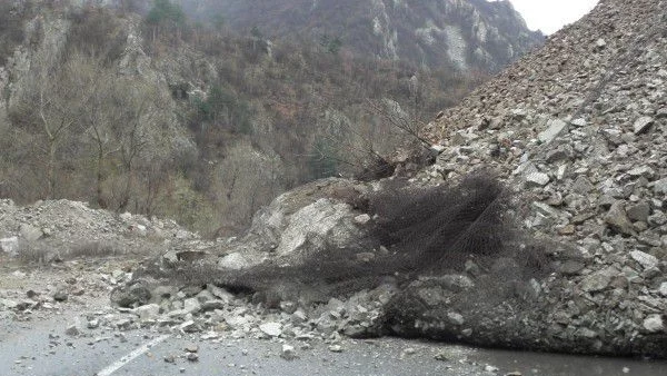 Ново свлачище на пътя от Асеновград към Смолян