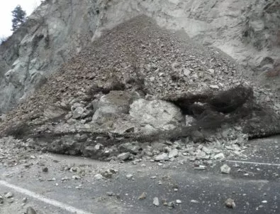 Има опастност от свличане на скални и земни маси по пътя Шумен - Карнобат