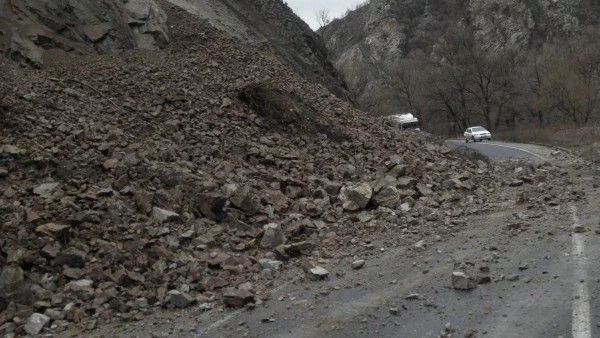 Ново свлачище по пътя за Асенова крепост