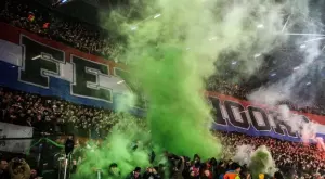 Мачът между Фейенорд и Ваалвайк бе прекъснат от димки и факли (ВИДЕО)