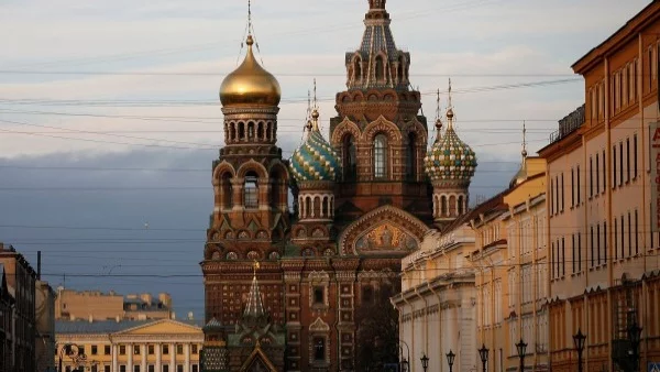 Кола помете пешеходци в Санкт Петербург, има загинал 