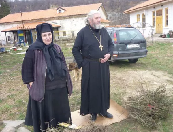 Кметът на Павликени дари 100 корена рози на Марянския манастир