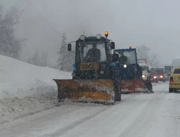 МВР: Шофьорите да не се движат зад снегопочистващите машини