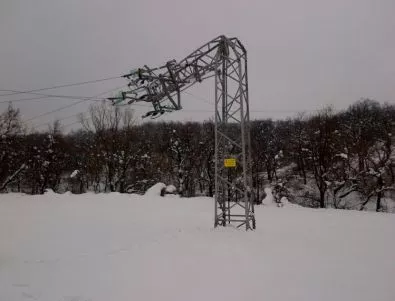 Снегът нанесе огромни щети на електропреносната мрежа