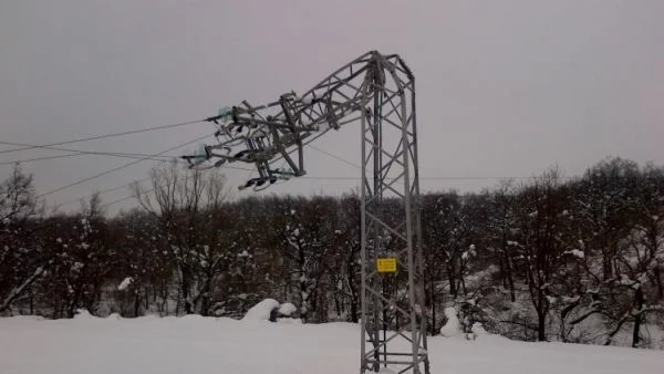 Снегът нанесе огромни щети на електропреносната мрежа