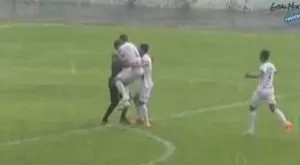 ВИДЕО: Такъв гол не сте виждали: от 100 метра, при това на вратар