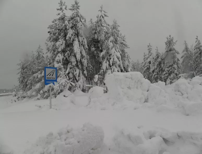 Сняг затрупа страната, най-много наваля във Враца