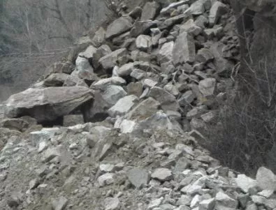 Намериха мъртви двамата затрупани от свлачище туристи край Крушунските водопади