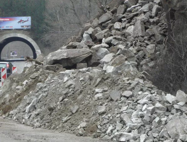 Засилена опасност от падащи камъни има в Родопската част на област Пазарджик
