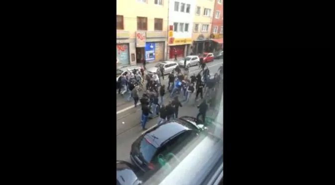 ВИДЕО: Десетки хулигани се сбиха на Кьолн - Айнтрахт