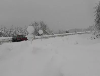 Снежни бури и четириметрови преспи затрупаха Сърбия