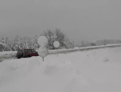Село в Родопите е откъснато от света след обилния снеговалеж