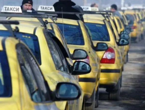 Таксиджии заплашват да блокират центъра на София заради Uber