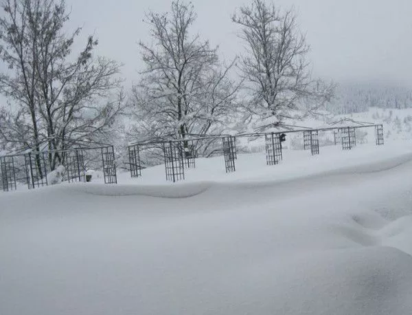 Хиляди домакинства още са без ток, в Смолянско пак вали сняг