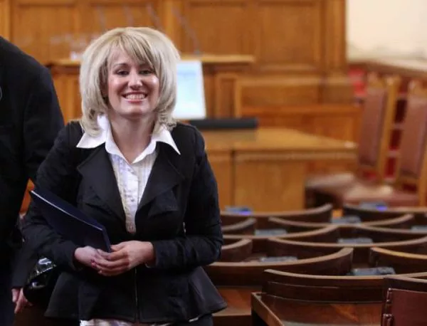 Ана Баракова дебютира от парламентарната трибуна (ВИДЕО)