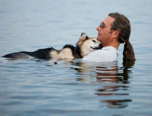 Трогателно: Мъж всеки ден води болното си куче в езеро, за да поспи (ВИДЕО)