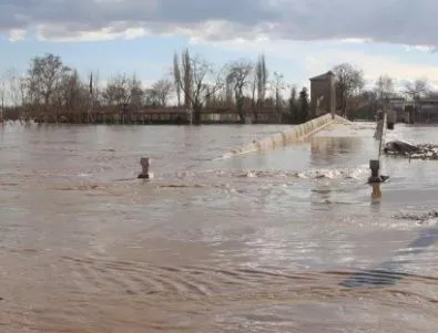 Наводнени са дворовете на много къщи в с. Орешак