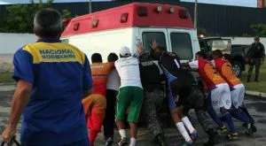 Футболист едва не умря заради липса на лекар и... счупена линейка