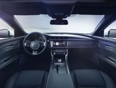 Jaguar показа интериора на новия XF