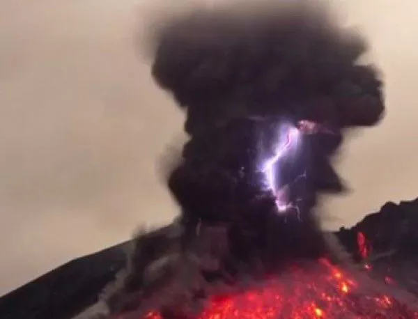 Камчатски вулкан се събуди и изхвърли пепел на 7 км височина