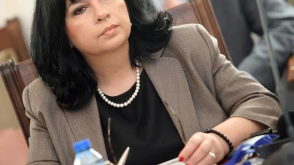 Петкова: От 1 януари КЕВР няма да определя цената на тока 