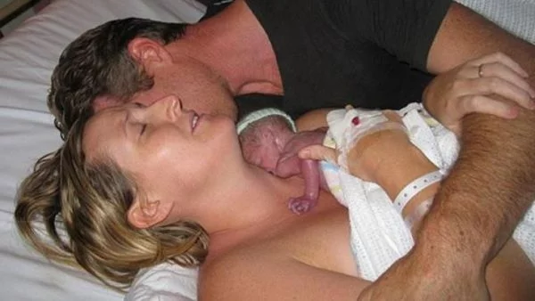 Невероятна майка спаси бебето си с прегъдки и мили думи