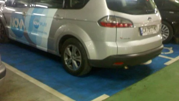 НОВ ГАФ: Кола на NOVA паркира на места за инвалиди