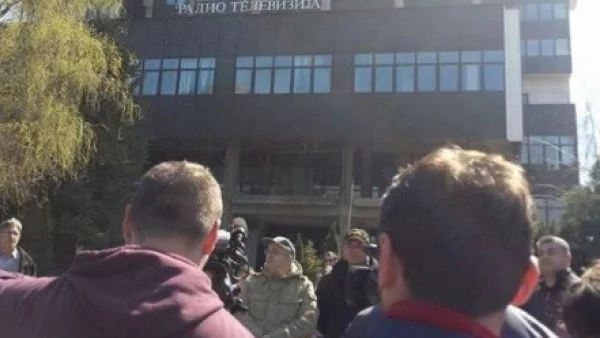 Протестиращи щурмуваха македонската национална телевизия