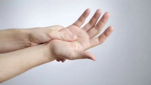 Какво се случва с пръстите ни, когато ги "изпукваме"? (ВИДЕО)