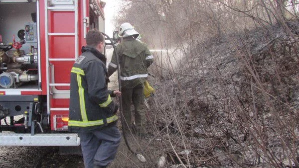 Пожарът край Вълча поляна не е загасен, но е далеч от населените места