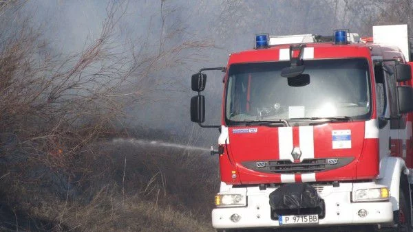 Доброволци в помощ на пожарникарите в Стара Загора
